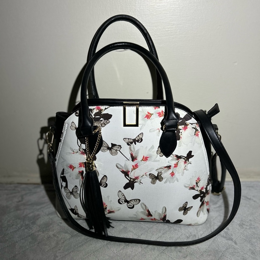 Cute butterfly and floral purse 🤍 with 3 slots